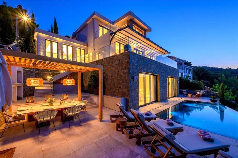 Spectacular 4 Bedroom Luxury Villa with Infinity Pool on Brac Island, sleeps 8