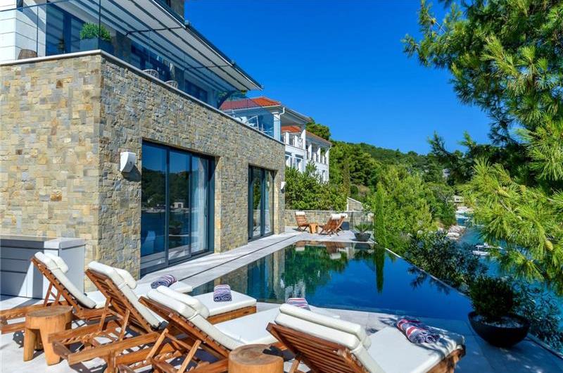 Spectacular 4 Bedroom Luxury Villa with Infinity Pool on Brac Island, sleeps 8