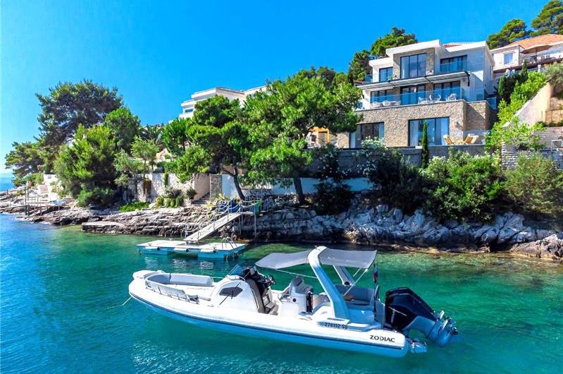 Spectacular 4 Bedroom Luxury Villa with Infinity Pool on Brac Island, sleeps 8