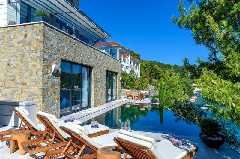 Spectacular 4 Bedroom Luxury Villa with Infinity Pool on Brac Island, sleeps 8