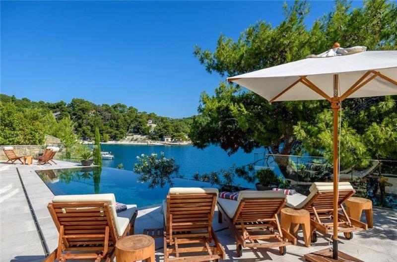 Spectacular 4 Bedroom Luxury Villa with Infinity Pool on Brac Island, sleeps 8