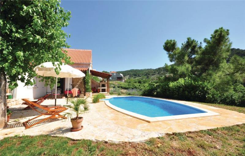 Charming 3 Bedroom Villa with Pool and Countryside Views in Nerezisca, Brac Island