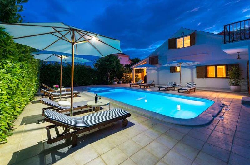 Modern 4 bedroom Villa with Pool in Orebic, Peljesac - sleeps 8