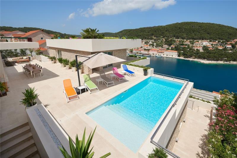 Sea-view villa in Pucisca, photograph 2