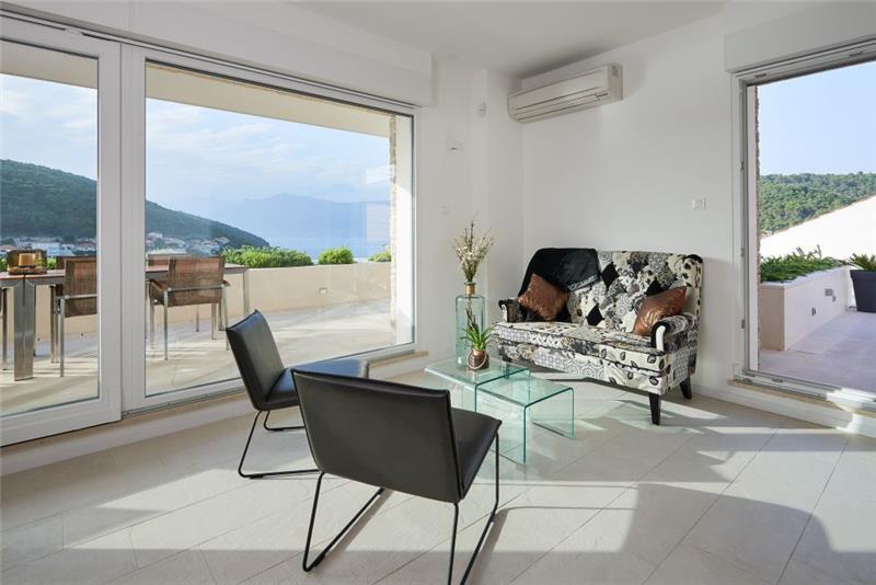 Sea-view villa in Pucisca, photograph 7