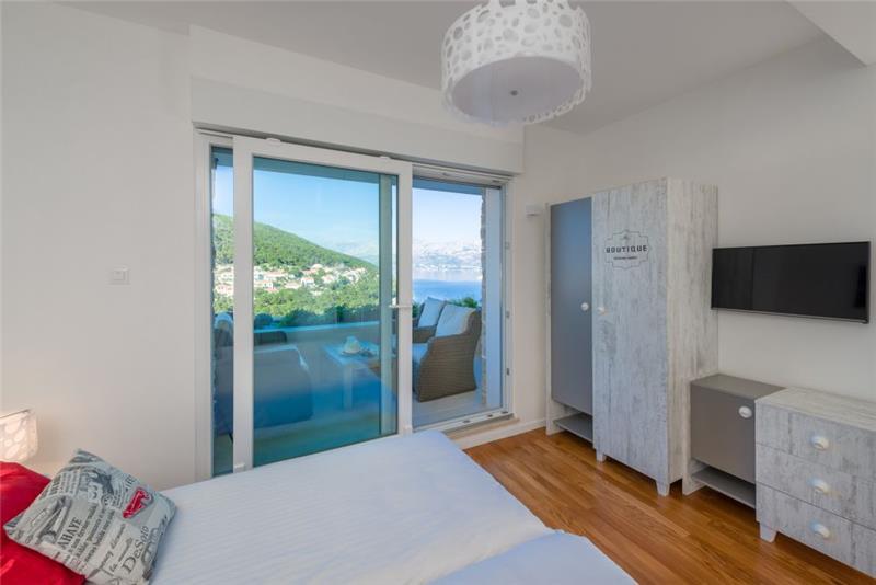 Sea-view villa in Pucisca, photograph 24
