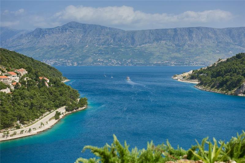 Sea-view villa in Pucisca, photograph 3