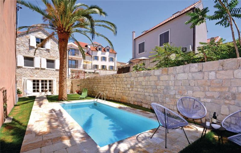 4 Bedroom Villa with Pool in Split City, sleeps 8