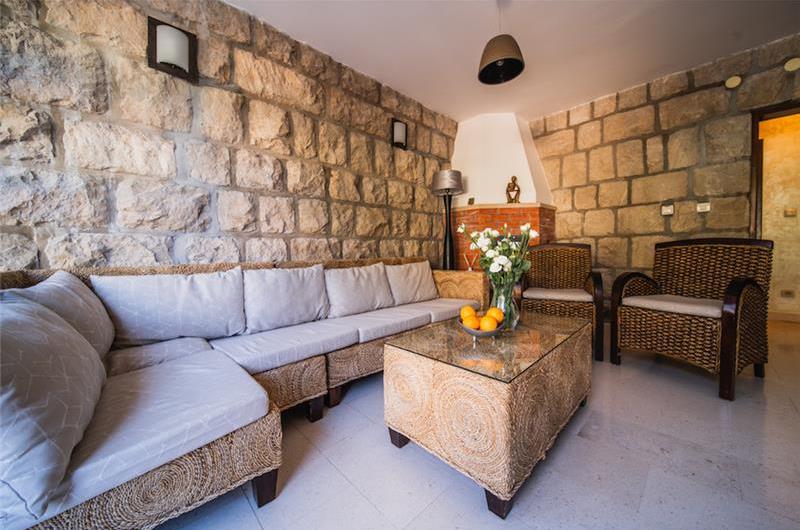 Spacious 5 bedroom villa with Pool in Gruz-Lapad, Sleeps 9