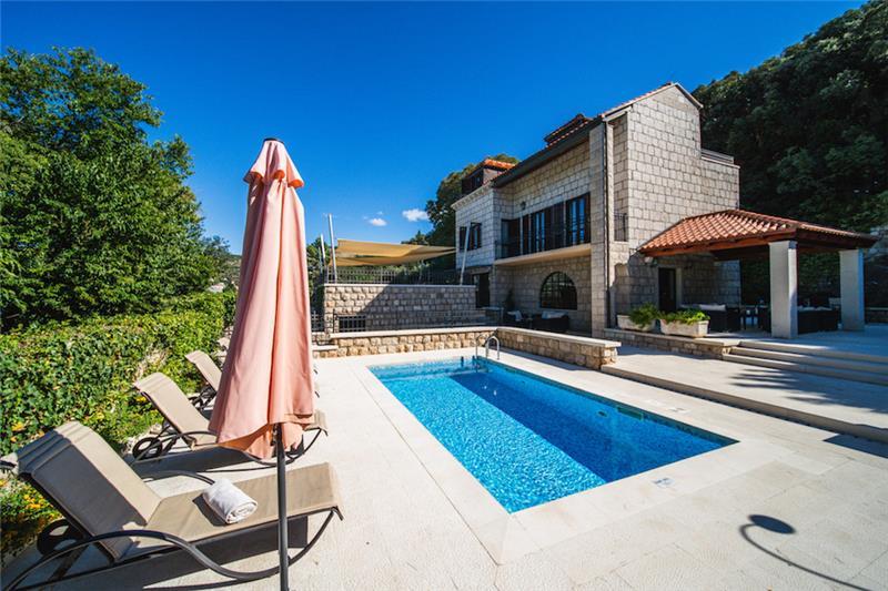 Beachfront villa in Gruz-Lapad, photograph 2