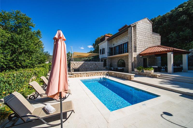 Spacious 5 bedroom villa with Pool in Gruz-Lapad, Sleeps 9