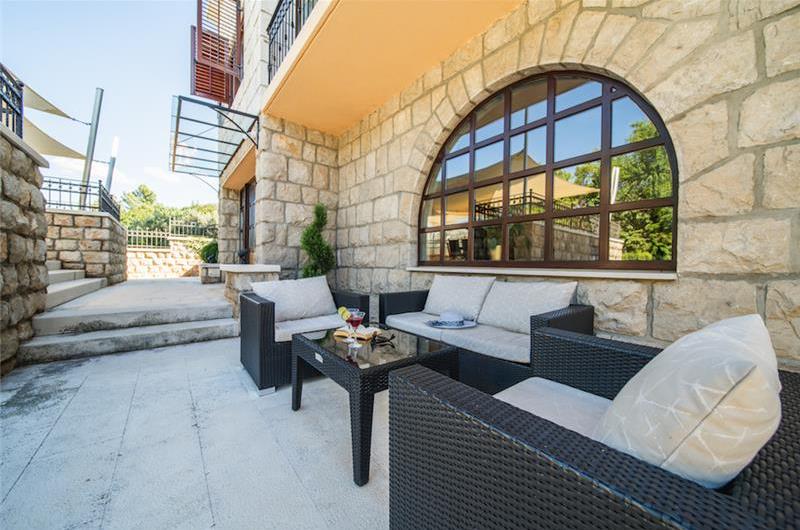 Spacious 5 bedroom villa with Pool in Gruz-Lapad, Sleeps 9