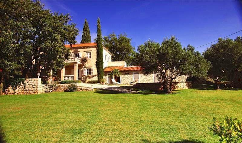 Villa in Cilipi, photograph 1