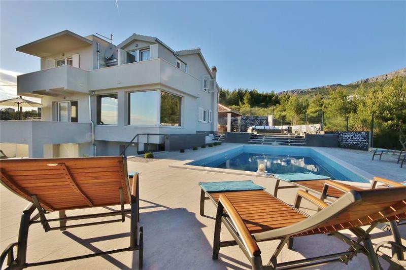 Sea-view villa in Zrnovnica, photograph 4