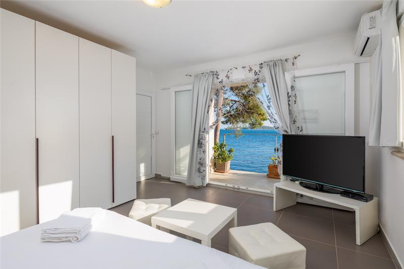 Beachfront villa in Hvar Town, photograph 26