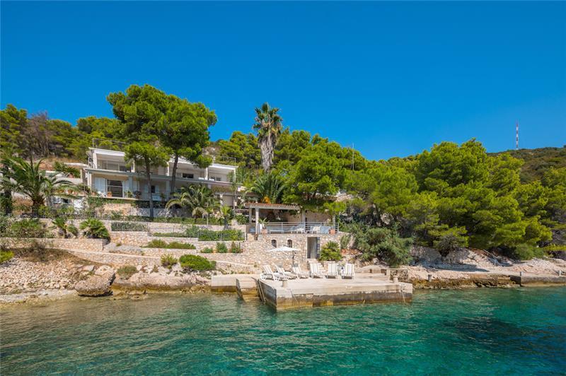 Beachfront villa in Hvar Town, photograph 5