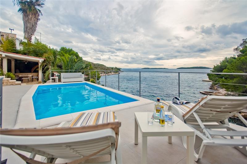 Beachfront villa in Hvar Town, photograph 3