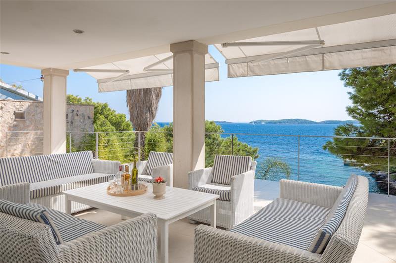 Beachfront villa in Hvar Town, photograph 10