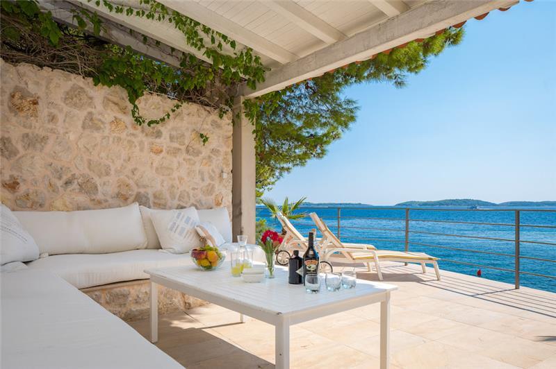 Beachfront villa in Hvar Town, photograph 16