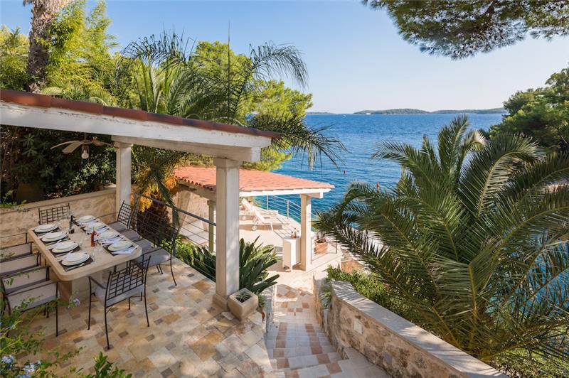 Beachfront villa in Hvar Town, photograph 8