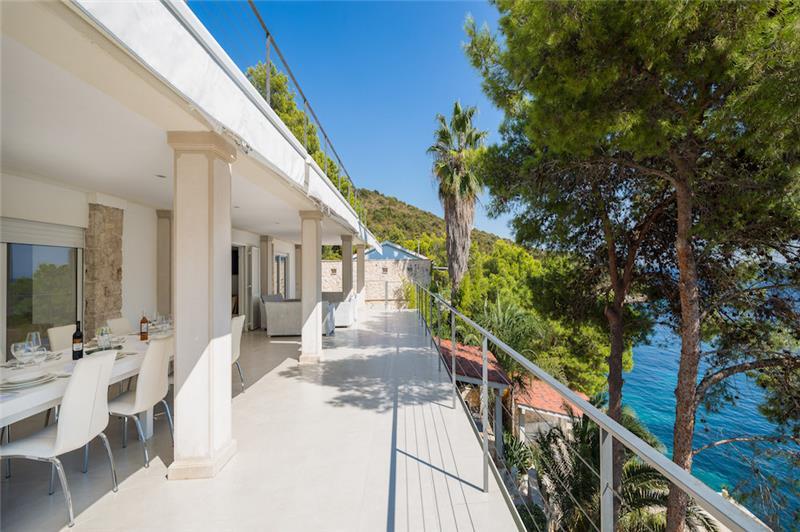 Beachfront villa in Hvar Town, photograph 11