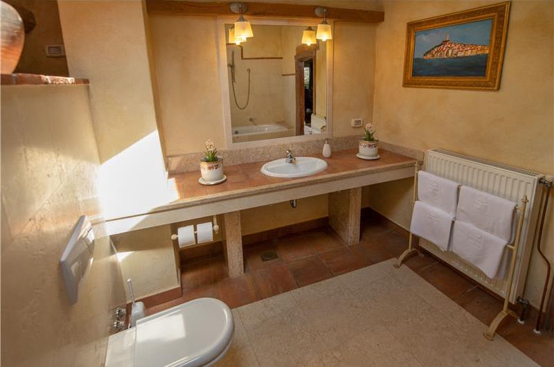 5 Bedroom Istrian Villa Estate with Large Pool and Gardens near Barban, Sleeps 12