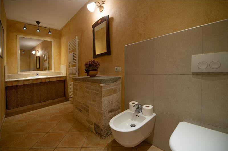 5 Bedroom Istrian Villa Estate with Large Pool and Gardens near Barban, Sleeps 12