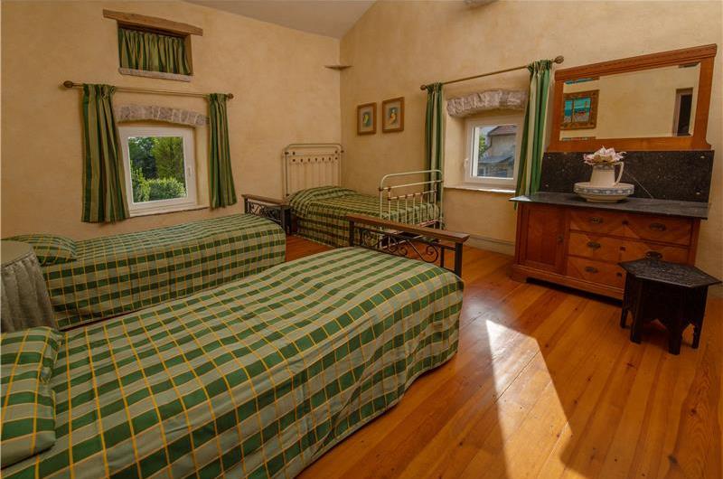 5 Bedroom Istrian Villa Estate with Large Pool and Gardens near Barban, Sleeps 12