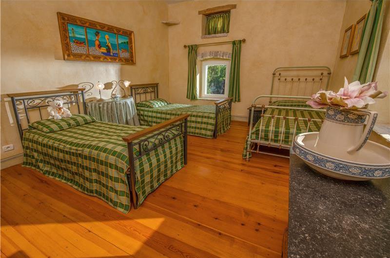 5 Bedroom Istrian Villa Estate with Large Pool and Gardens near Barban, Sleeps 12