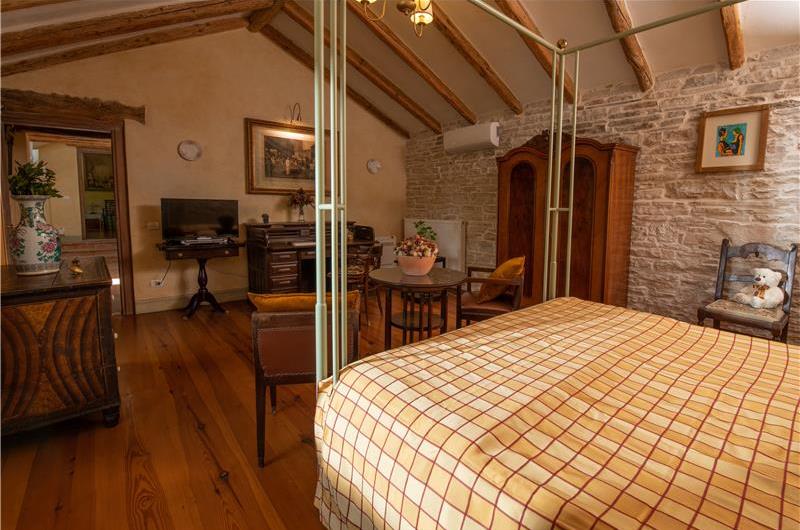 5 Bedroom Istrian Villa Estate with Large Pool and Gardens near Barban, Sleeps 12
