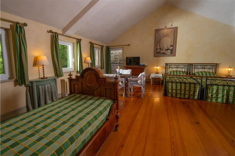 5 Bedroom Istrian Villa Estate with Large Pool and Gardens near Barban, Sleeps 12