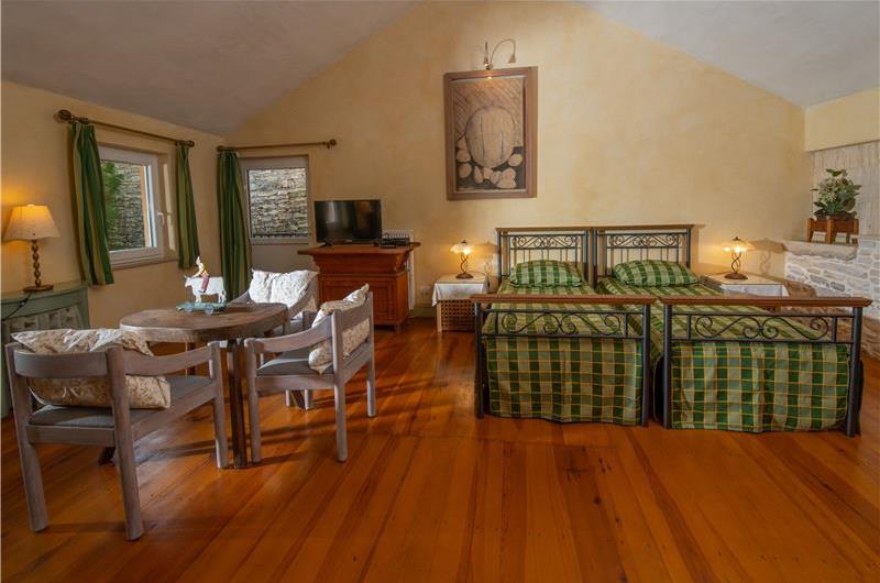 5 Bedroom Istrian Villa Estate with Large Pool and Gardens near Barban, Sleeps 12
