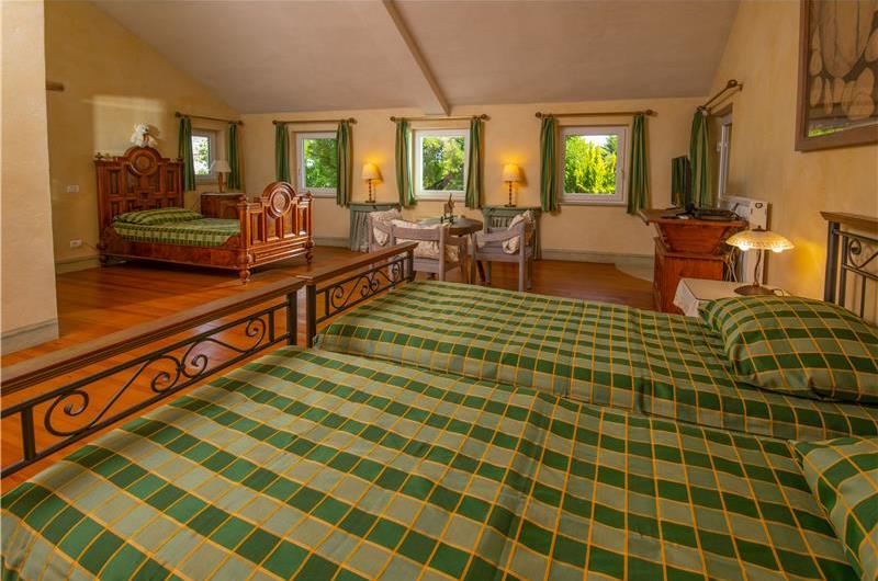 5 Bedroom Istrian Villa Estate with Large Pool and Gardens near Barban, Sleeps 12