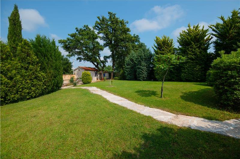 5 Bedroom Istrian Villa Estate with Large Pool and Gardens near Barban, Sleeps 12