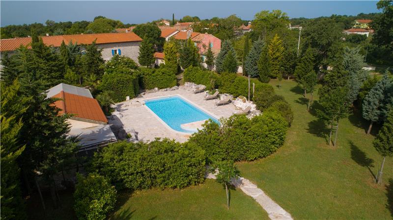 5 Bedroom Istrian Villa Estate with Large Pool and Gardens near Barban, Sleeps 12