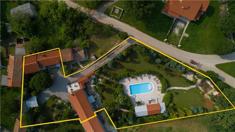 5 Bedroom Istrian Villa Estate with Large Pool and Gardens near Barban, Sleeps 12