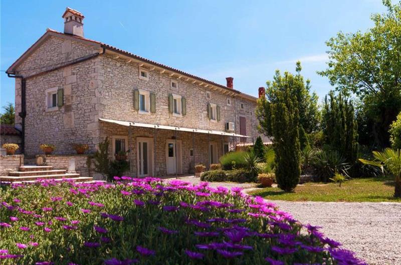5 Bedroom Istrian Villa Estate with Large Pool and Gardens near Barban, Sleeps 12