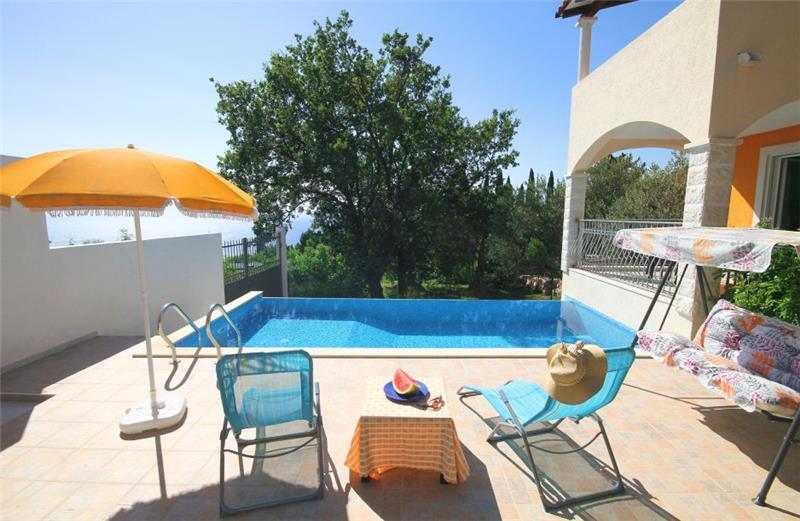 Sea-view villa in Rezevici, photograph 2