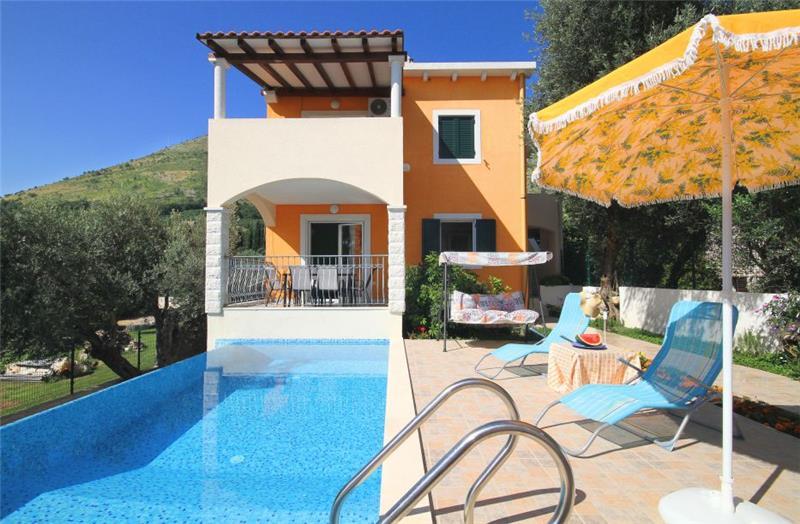 Sea-view villa in Rezevici, photograph 22