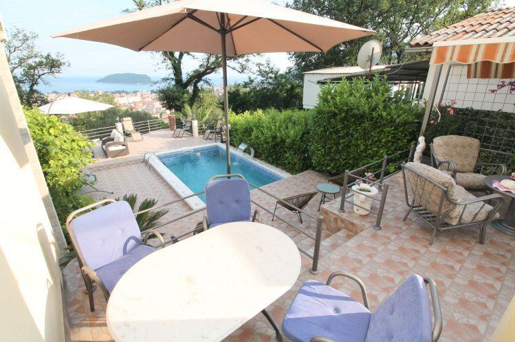 Sea-view villa in Budva, photograph 1