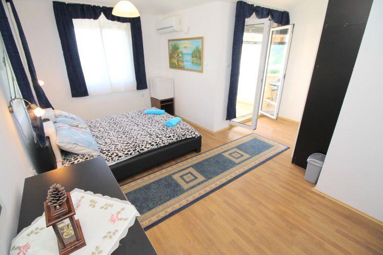 Sea-view villa in Budva, photograph 15