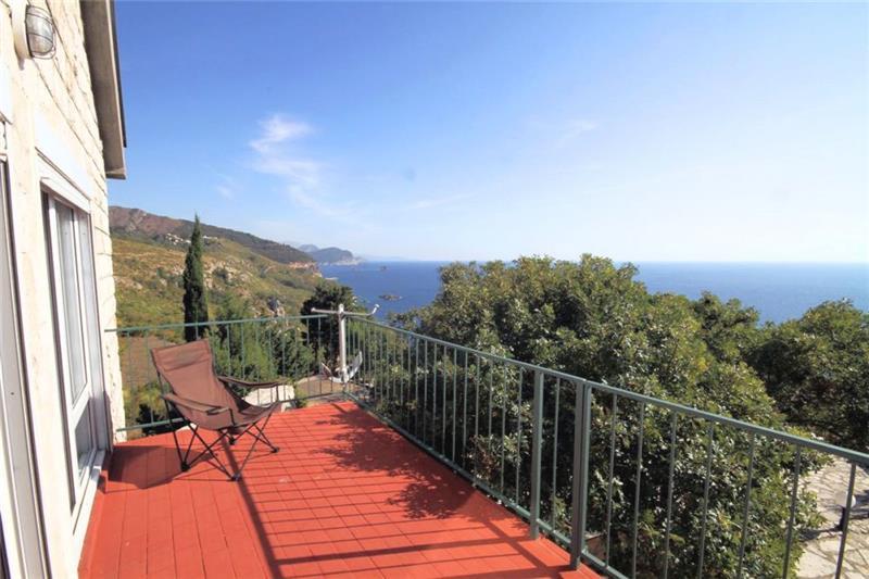 Sea-view villa in Rezevici, photograph 1