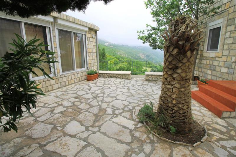 Sea-view villa in Rezevici, photograph 23