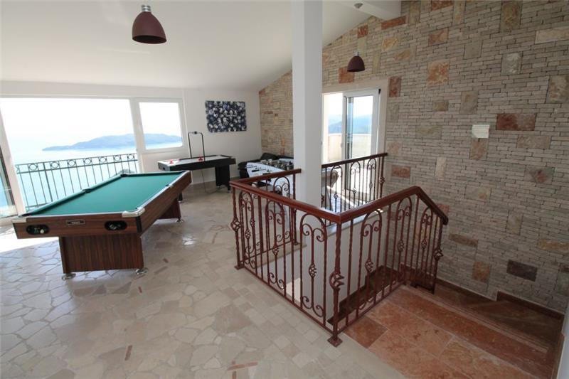 Sea-view villa in Becici, photograph 13