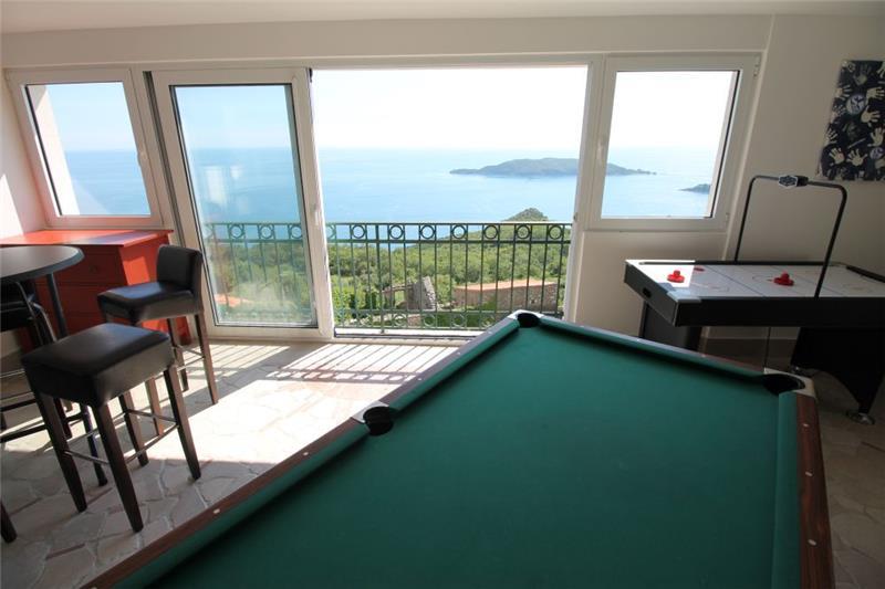 Sea-view villa in Becici, photograph 14
