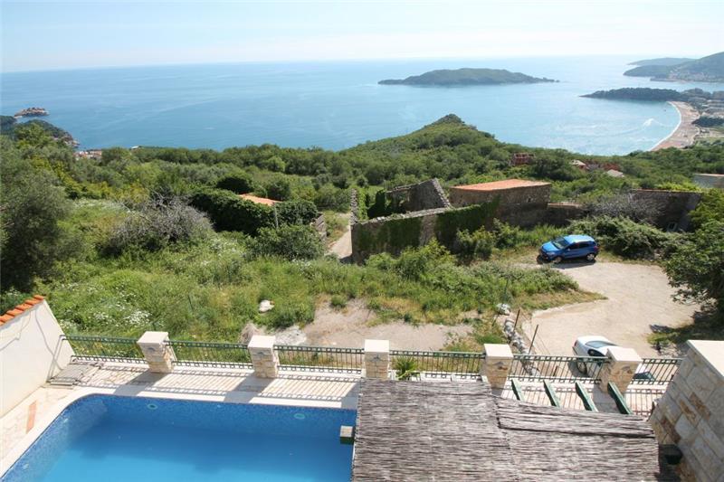 Sea-view villa in Becici, photograph 3