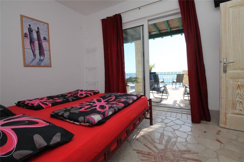 Sea-view villa in Becici, photograph 15