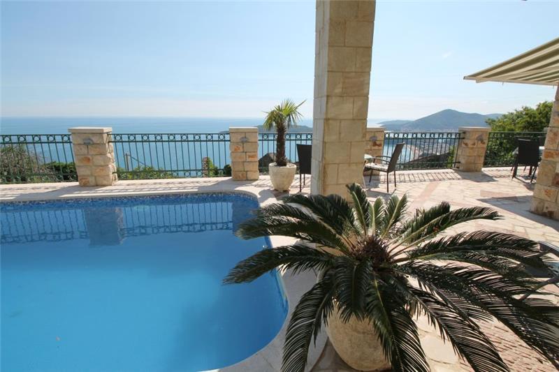 Sea-view villa in Becici, photograph 2