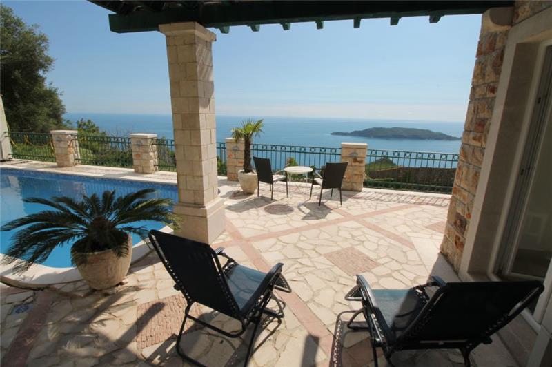Sea-view villa in Becici, photograph 1