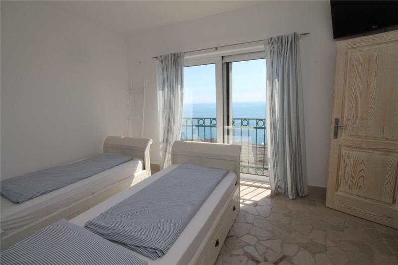 Sea-view villa in Becici, photograph 20